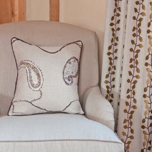 Coussin et rideaux en lin brod de couleur taupe avec des motifs de feuilles