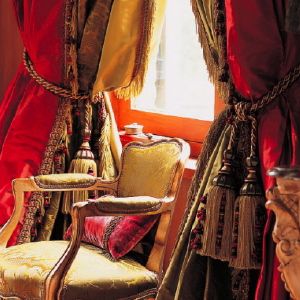 Sige et rideau aux couleurs rouge et dor style royal
