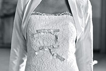 robe de marie avec de la dentelle de chez Solstiss