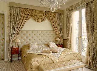 Chambre luxueuse dor avec des double-rideaux dors