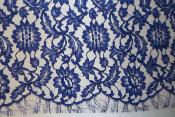 COUPON 4M de dentelle de Calais à fleurs sur fond de tulle bleue 